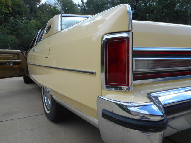 1977 Lincoln Continental Towncar - photo 2