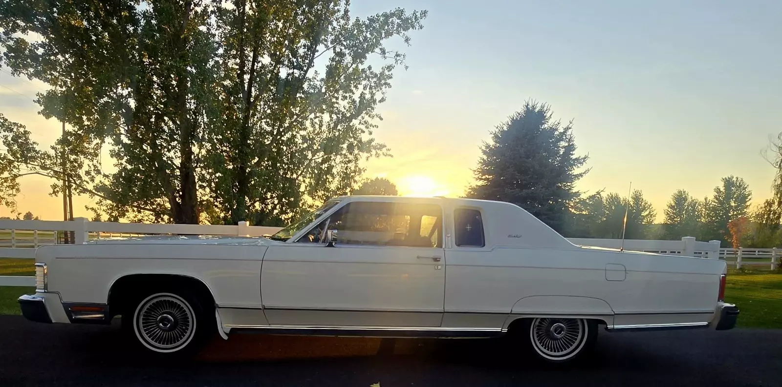 1977 Lincoln Town Car Coupe White 1977 Lincoln Town Car