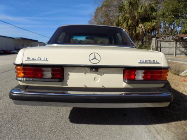 1977 Mercedes-Benz 200-Series - photo 11