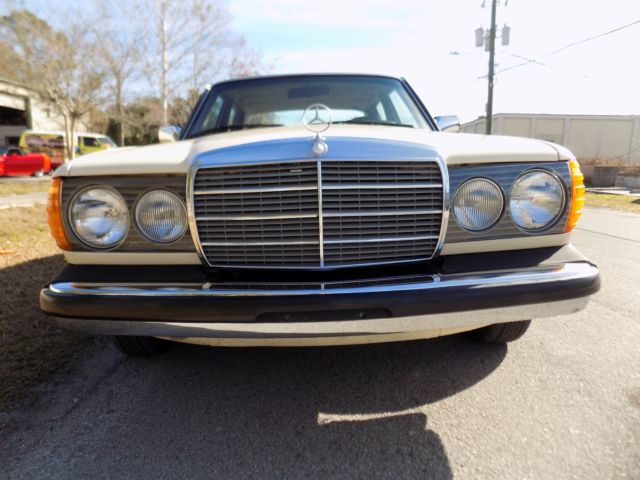 1977 Mercedes-Benz 200-Series - photo 12