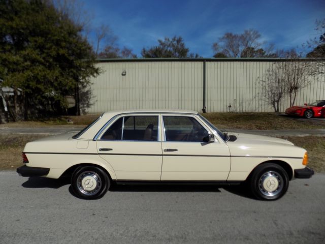 1977 Mercedes-Benz 200-Series - photo 2