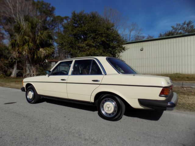 1977 Mercedes-Benz 200-Series - photo 3