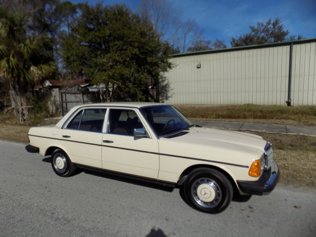 1977 Mercedes-Benz 200-Series - photo 4