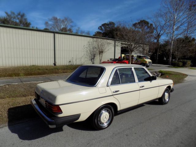 1977 Mercedes-Benz 200-Series - photo 6