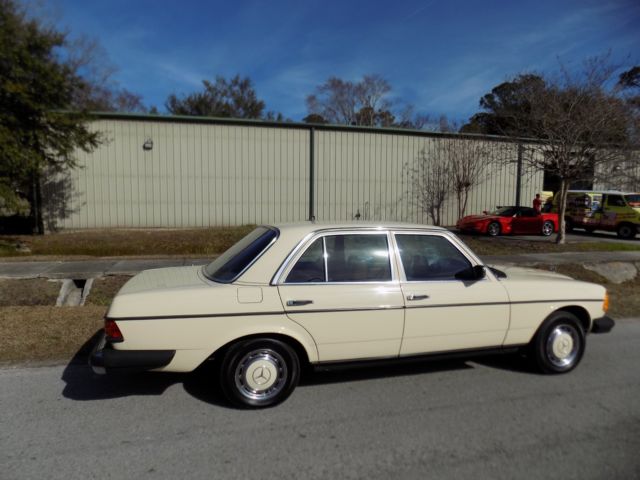 1977 Mercedes-Benz 200-Series - photo 8