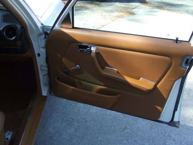 1977 Mercedes-Benz 200-Series base - photo 11