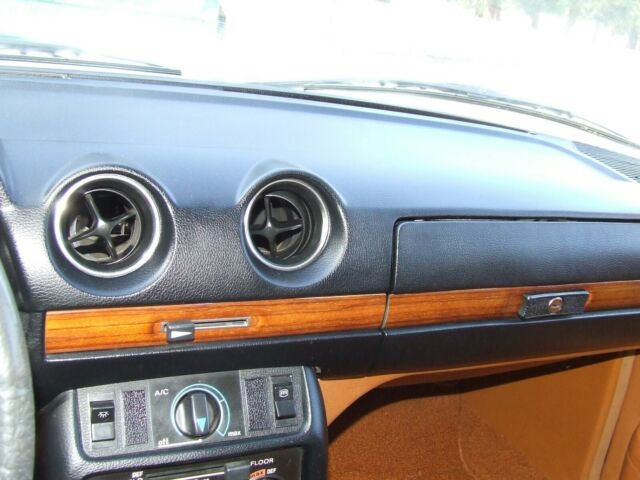 1977 Mercedes-Benz 200-Series base - photo 13