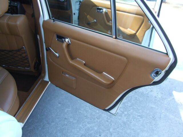 1977 Mercedes-Benz 200-Series base - photo 7