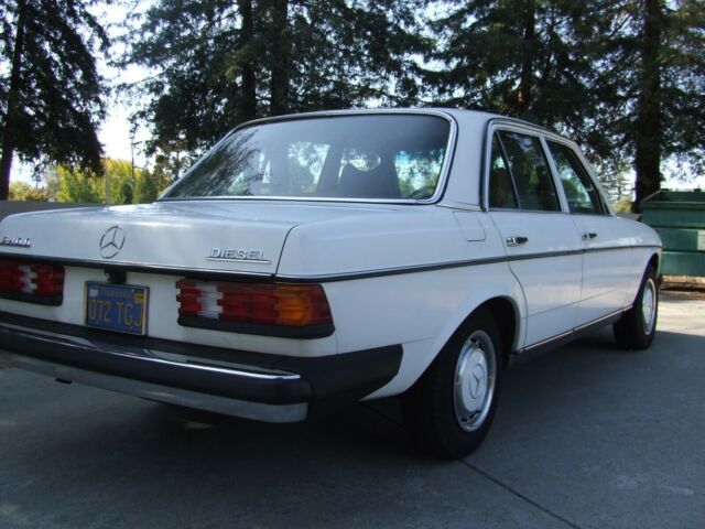 1977 Mercedes-Benz 200-Series base - photo 9