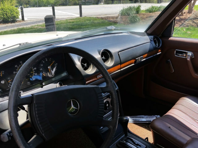1977 Mercedes-Benz 200-Series - photo 10
