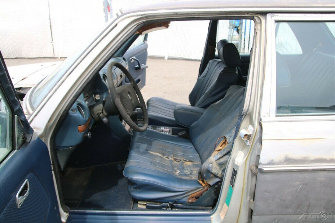 1977 Mercedes-Benz 200-Series - photo 11