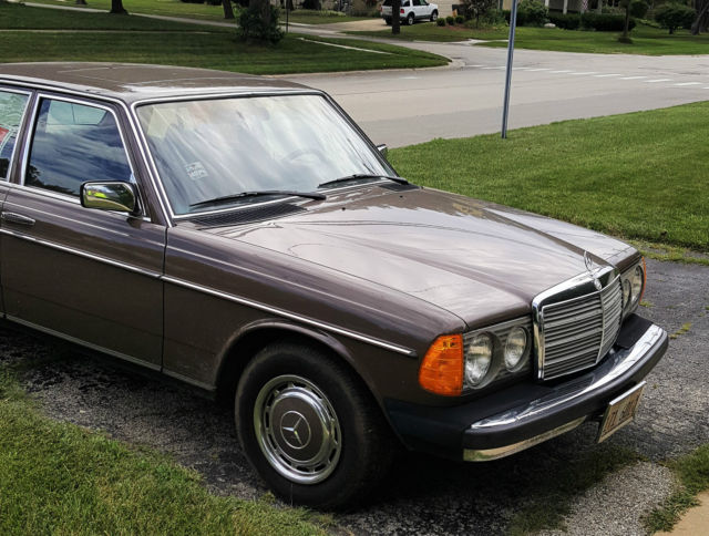 1977 Mercedes-Benz 200-Series - photo 3