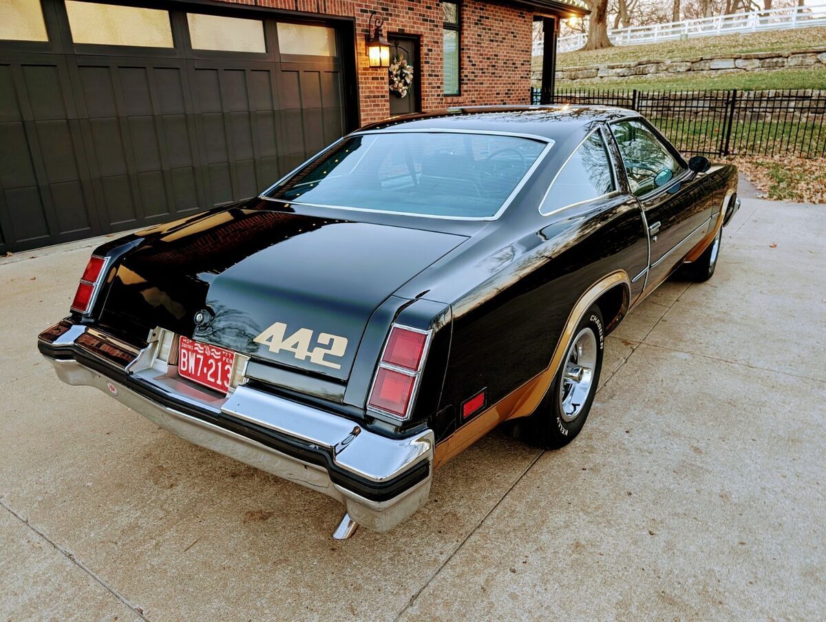 1977 Oldsmobile 442 BLACK & GOLD 71K LOW MILE SURVIVOR 5.7L 350ci - photo 2