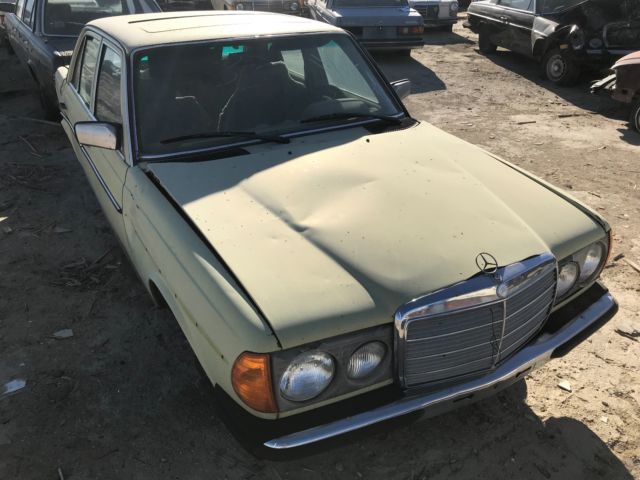 1977 Mercedes-Benz 200-Series - photo 2