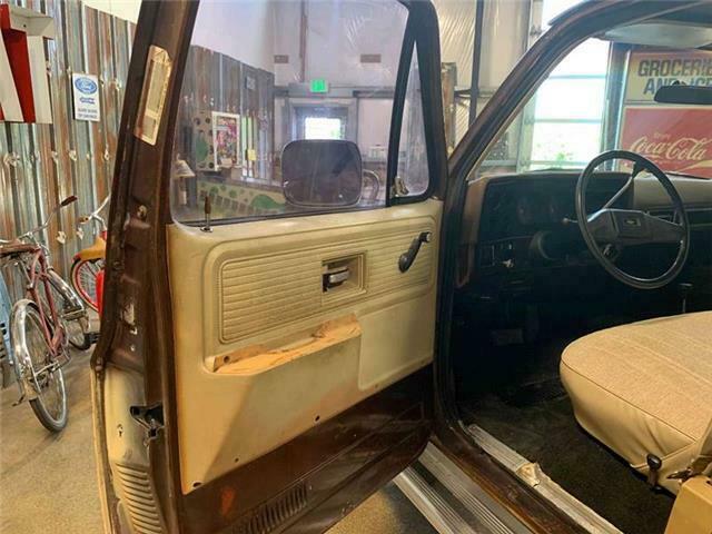 1978 Chevrolet Suburban Scottsdale 4x4 - photo 9