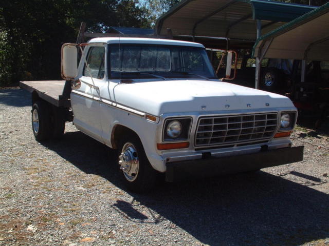 1978 Ford F-100 Farm Truck 1 Ton Flatbed Chassis, V-8, Low Range Transmission 1978 Ford F-100