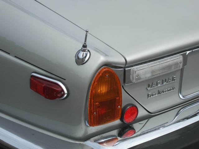 1978 Jaguar XJ6 Original wood, leather & 8 track stereo - photo 11