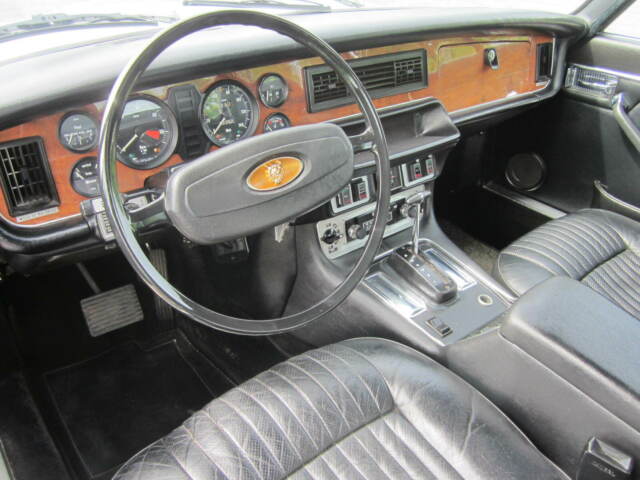 1978 Jaguar XJ6 Original wood, leather & 8 track stereo - photo 12