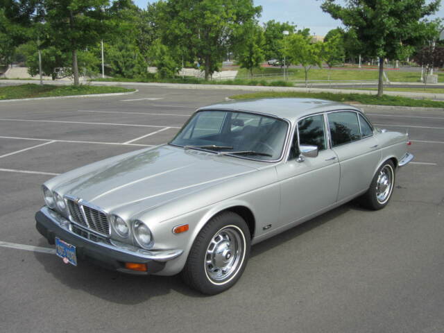 1978 Jaguar XJ6 Original wood, leather & 8 track stereo - photo 2