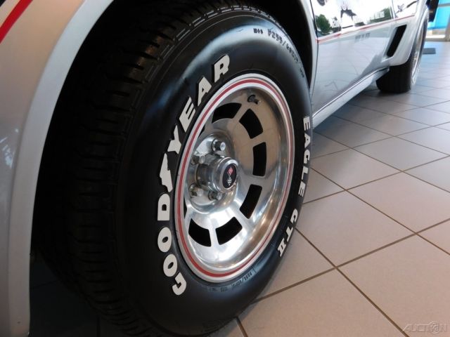 1978 Chevrolet Corvette Limited Edition Official Pace Car - photo 9