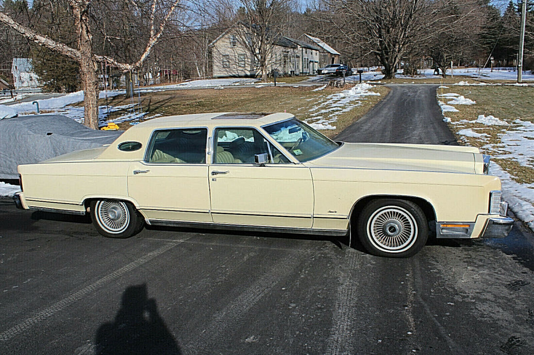 1978 Lincoln Town car 32,012 org. miles, moon roof, factory installed CB, 460 ci 1978 Lincoln Town Car