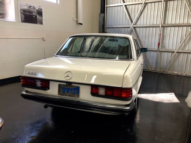 1978 Mercedes-Benz 200-Series - photo 2