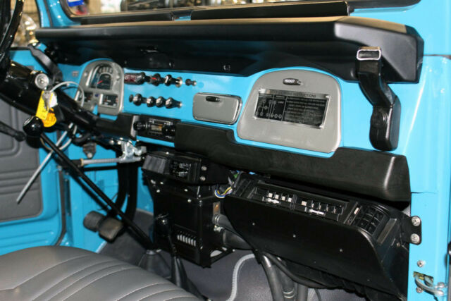1978 Toyota Land Cruiser FJ40 4.2 A/C Sky Blue FJ Company Restoration - photo 11
