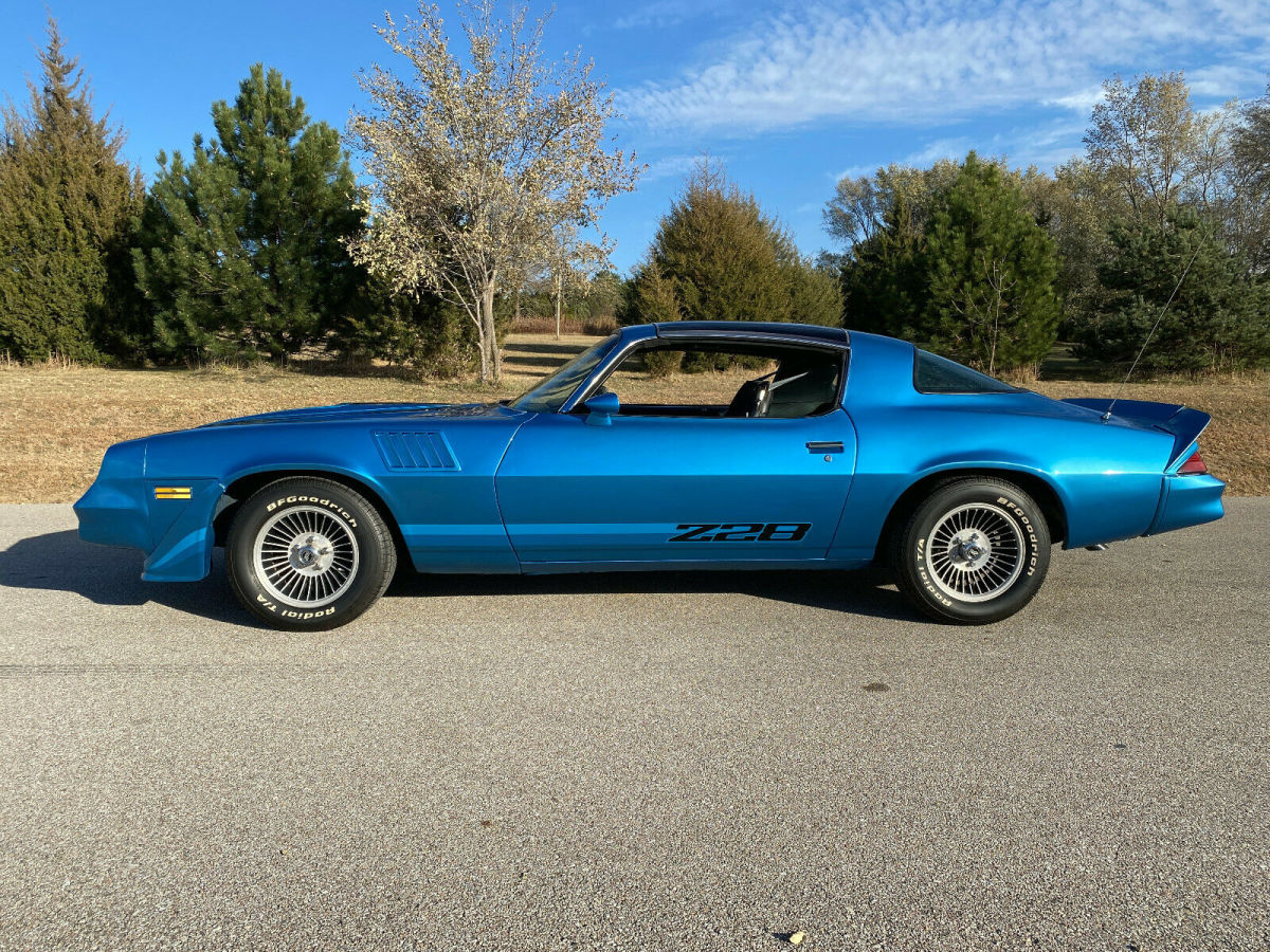 1979 Chevrolet Camaro Z28, 350ci 5.7L - 4 Speed, T-Tops, AC, Blue - photo 10