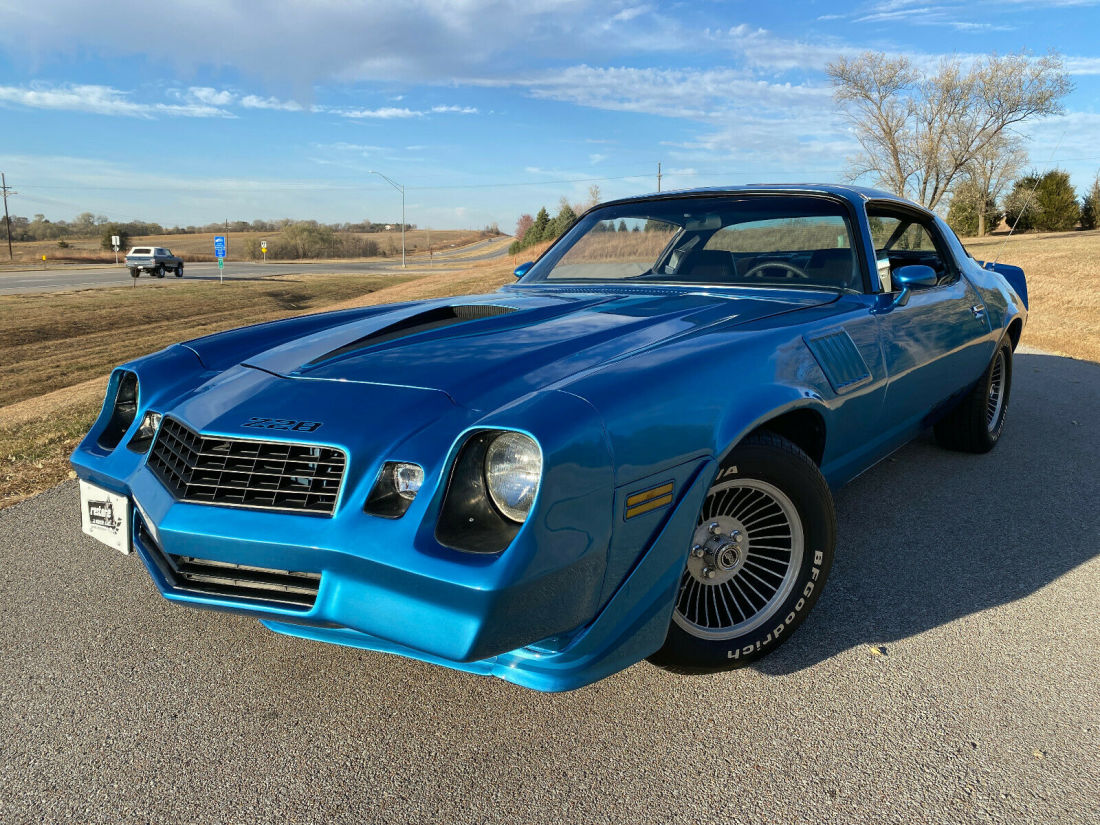 1979 Chevrolet Camaro Z28, 350ci 5.7L - 4 Speed, T-Tops, Blue - photo 4