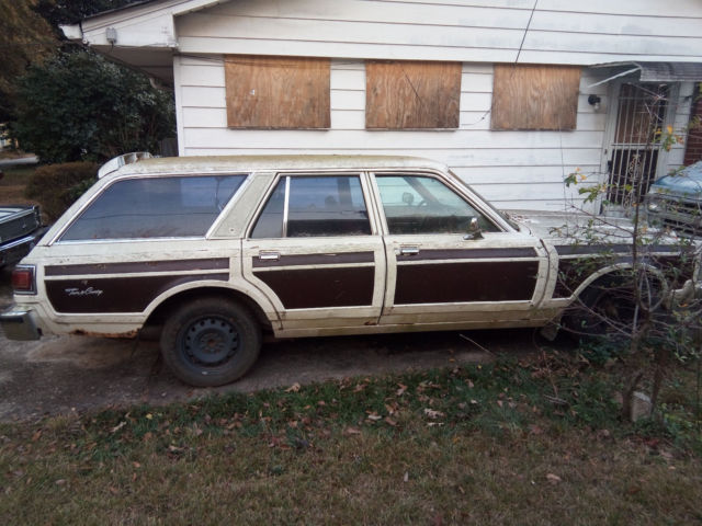 1979 Chrysler Lebaron Town & Country Station Wagon (White Woody) 1979 Chrysler Town & Country Brown
