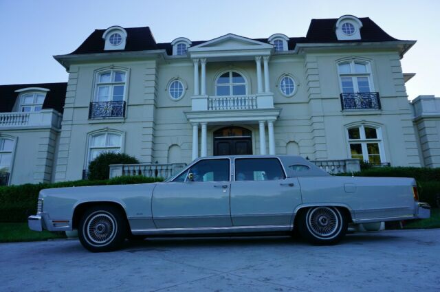 1979 Lincoln Continental 10783 Miles Triple Gray. EXTREMELY RARE OPERA WINDOWS 1979 Lincoln Continental TOWN CAR WITH OPERA WINDOWS