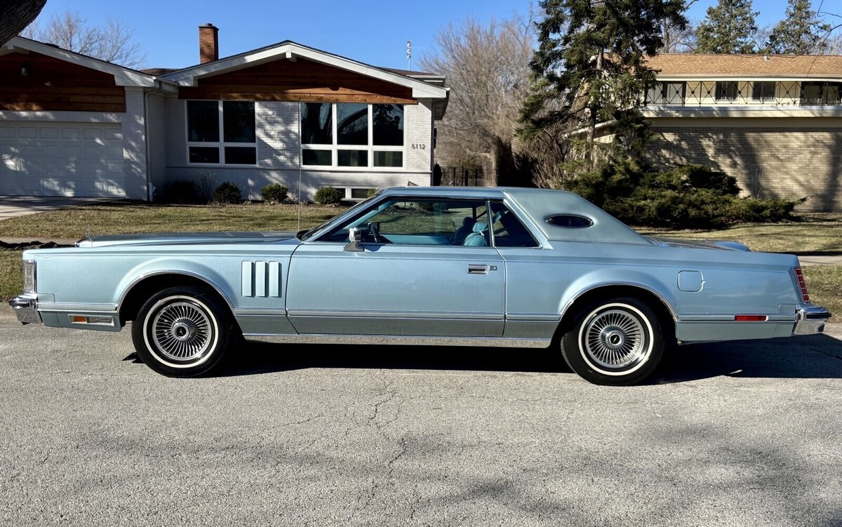 1979 Lincoln Mark V ⭐️1 owner 100% original only 27,300 documented miles ⭐️ - photo 2