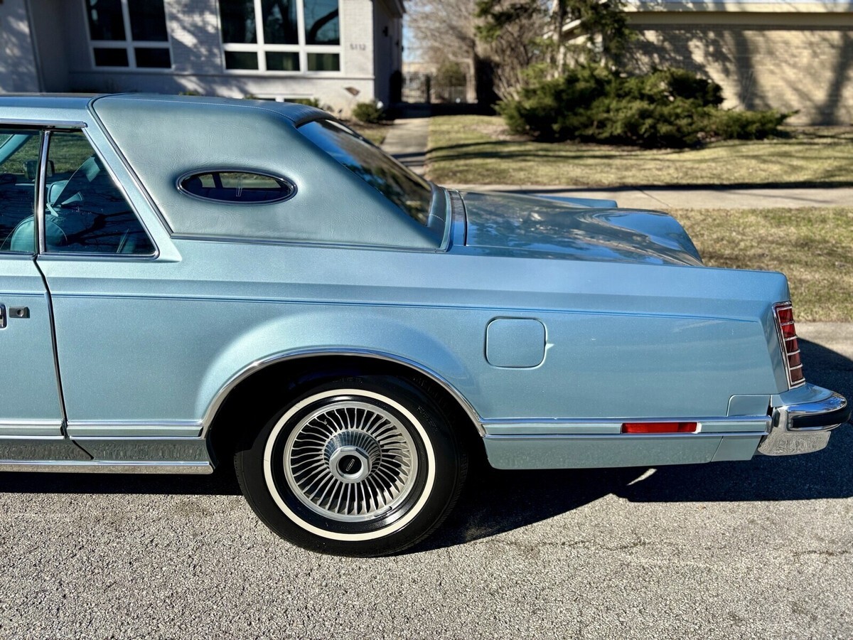 1979 Lincoln Mark V ⭐️1 owner 100% original only 27,300 documented miles ⭐️ - photo 9