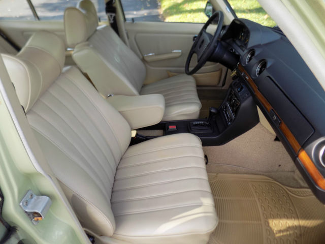 1979 Mercedes-Benz 200-Series - photo 9