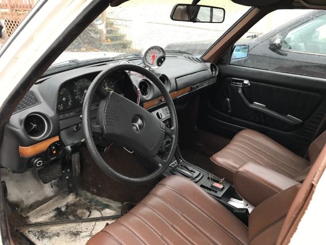 1979 Mercedes-Benz 200-Series - photo 3