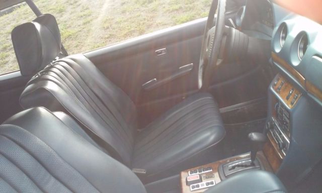 1979 Mercedes-Benz 200-Series - photo 4