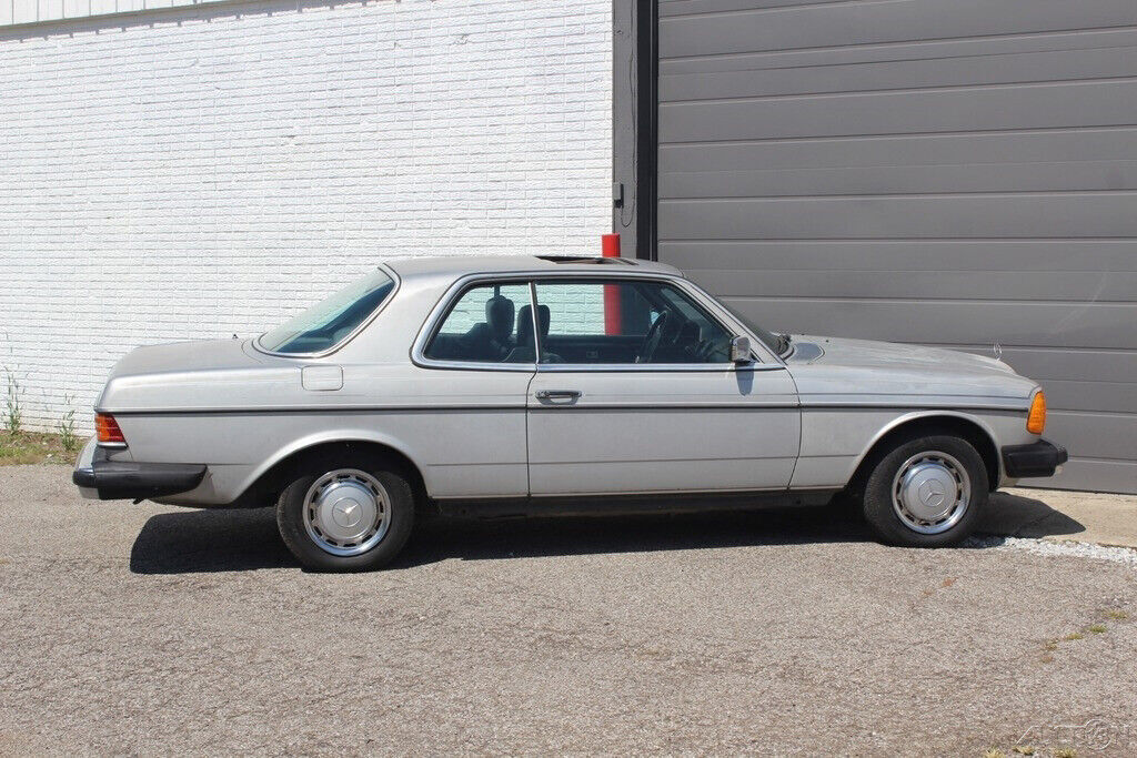 1979 Mercedes-Benz 200-Series Sunroof Coupe - photo 10