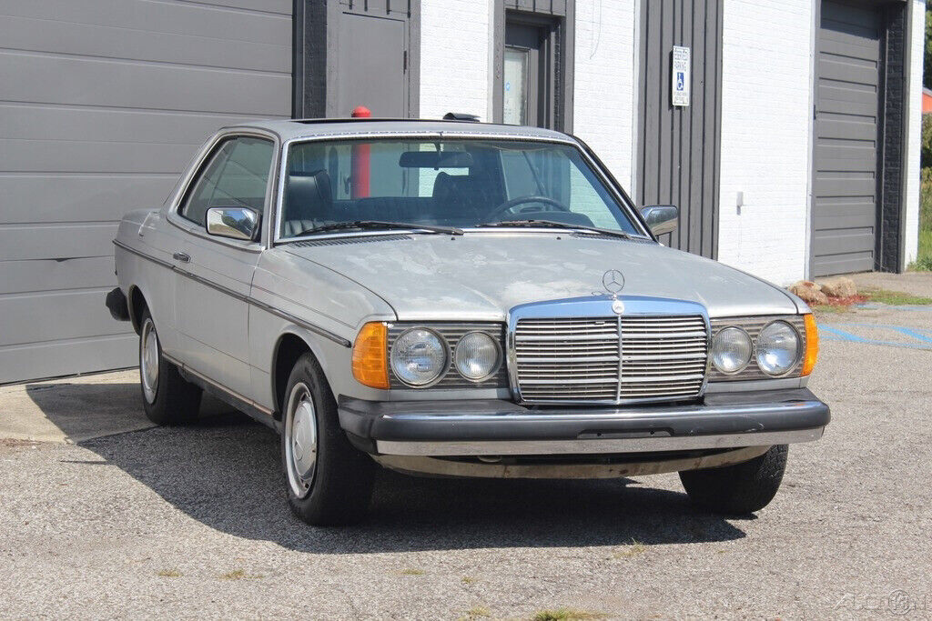 1979 Mercedes-Benz 200-Series Sunroof Coupe - photo 2