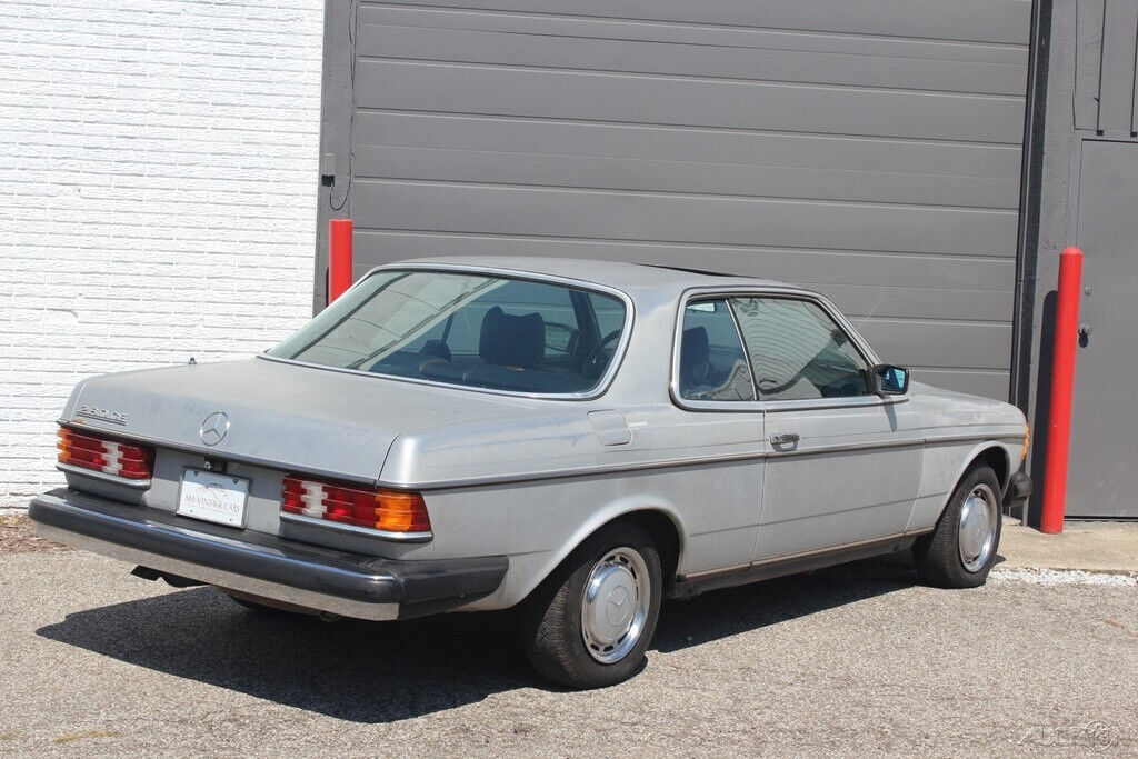 1979 Mercedes-Benz 200-Series Sunroof Coupe - photo 3