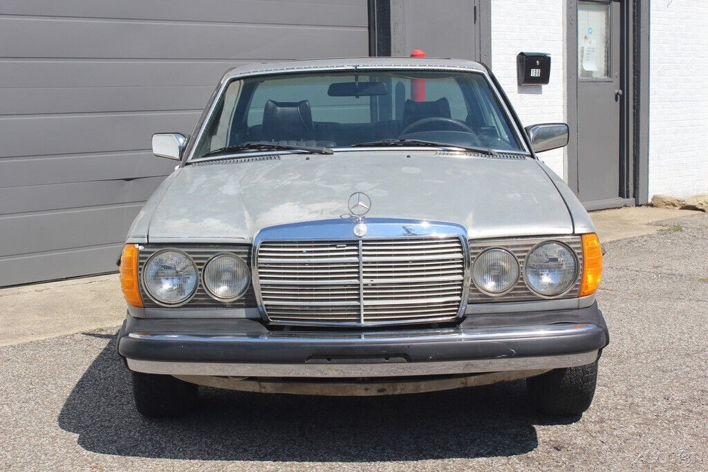 1979 Mercedes-Benz 200-Series Sunroof Coupe - photo 5