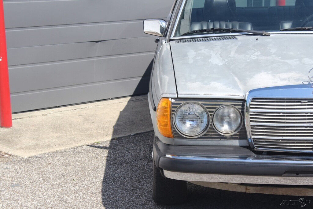 1979 Mercedes-Benz 200-Series Sunroof Coupe - photo 7