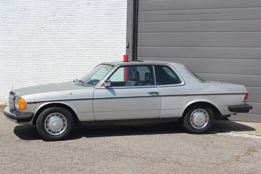 1979 Mercedes-Benz 200-Series Sunroof Coupe - photo 9