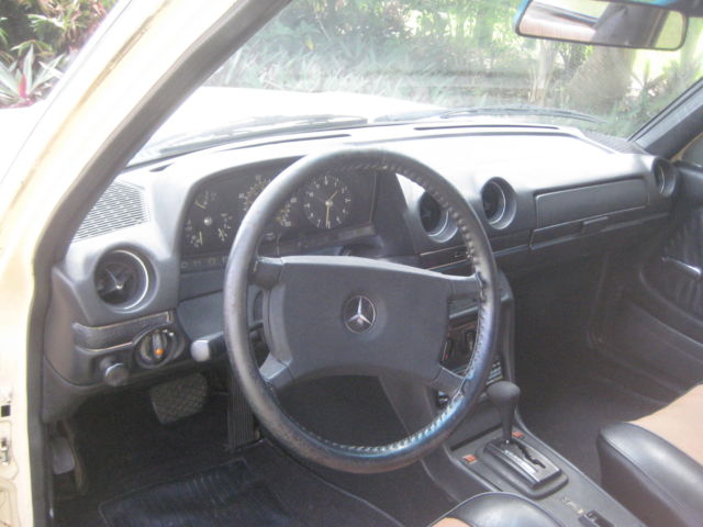 1980 Mercedes-Benz 200-Series - photo 10