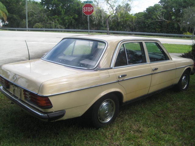 1980 Mercedes-Benz 200-Series - photo 6