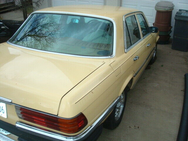 1980 Mercedes-Benz 200-Series - photo 3