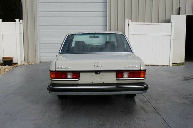1980 Mercedes-Benz 200-Series 240D 2.4L Diesel W123 Sedan Auto 240 D 2 Owner Cla - photo 6