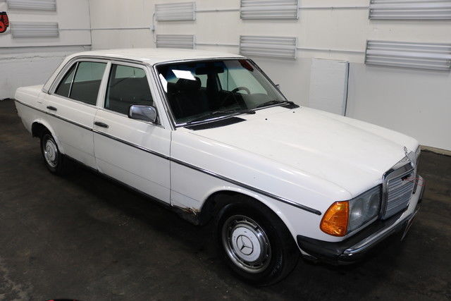 1980 Mercedes-Benz 230E 2.3L Inline 4 cyl 4 spd auto Body Inter Fair - photo 10