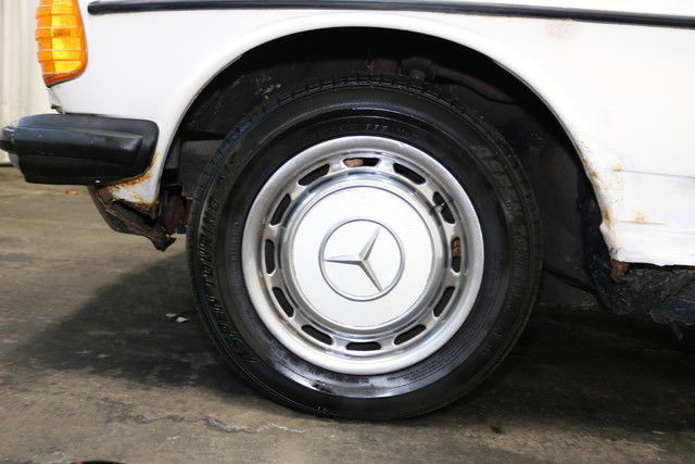 1980 Mercedes-Benz 230E 2.3L Inline 4 cyl 4 spd auto Body Inter Fair - photo 12