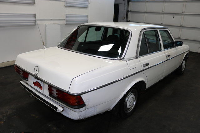 1980 Mercedes-Benz 230E 2.3L Inline 4 cyl 4 spd auto Body Inter Fair - photo 9