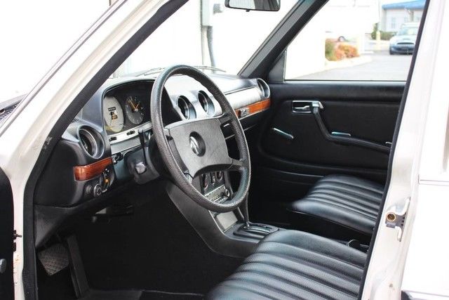 1980 Mercedes-Benz 200-Series - photo 10